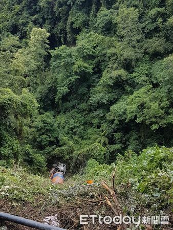 ▲▼南投縣仁愛鄉629有一水泥預拌車翻落山谷。（圖／翻攝自「神鷹山區搜救隊 清境中隊」臉書社團）