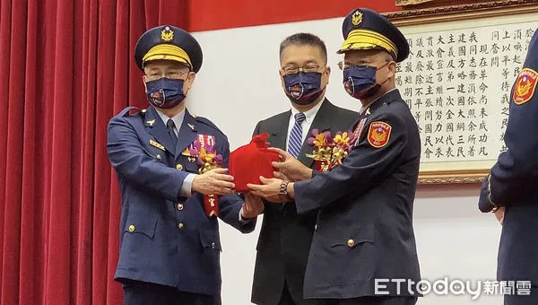 ▲新舊任警政署長黃明昭、陳家欽30日下午舉行交接儀式、內政部長徐國勇到場主持。(圖/記者張君豪翻攝)