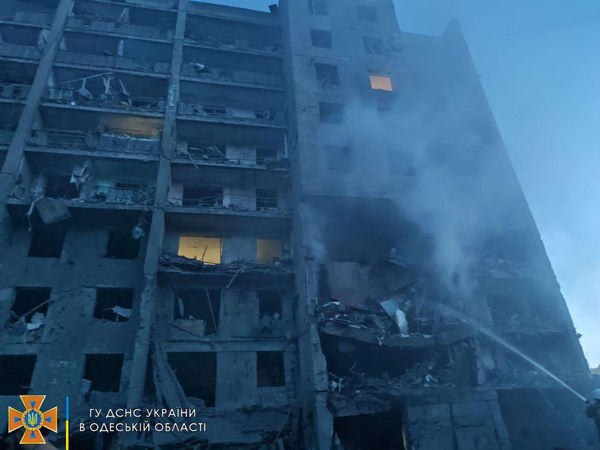 ▲▼烏克蘭港口城市敖德薩（Odesa）一棟9層樓公寓遭俄軍飛彈轟炸。（圖／路透）
