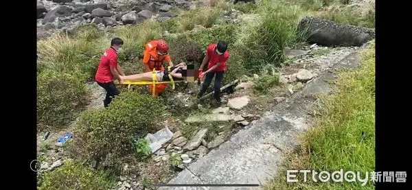 ▲蘭嶼海域3民眾立漿活動體力不支遭浪帶離。(圖/記者楊漢聲翻攝)