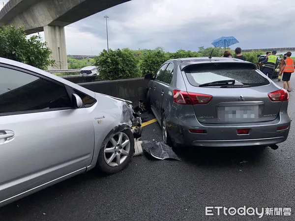 ▲國道一號南下315.5公里新市路段,下午發生3部自小客車及1部休旅車連環車禍,並有車輛失控側翻,幸好駕駛人及車內乘客都自行脫困,無人需要送醫。(圖/民眾提供,下同)