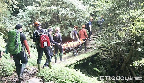 ▲桃園市消防局1日上午接獲新北消防局轉報，有6名男女攀登桃園拉拉山，其中1女不慎滑落15米溪谷處負傷，消防人員尋獲後接力送下山。（圖／記者沈繼昌翻攝）