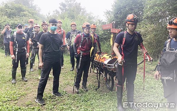 ▲桃園市消防局1日下午登山尋獲滑落溪谷負傷劉姓女子，消防人員尋獲劉姓女登山客接力護送下山。（圖／記者沈繼昌翻攝）