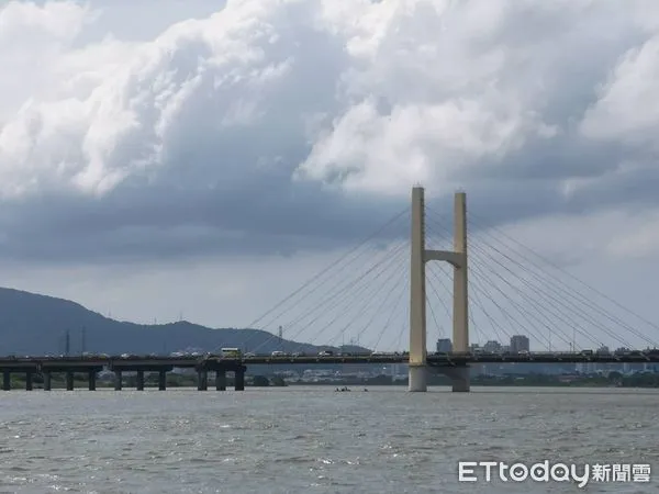 ▲▼ 台北市重陽橋上有民眾疑似輕生 。(圖/記者黃彥傑攝)
