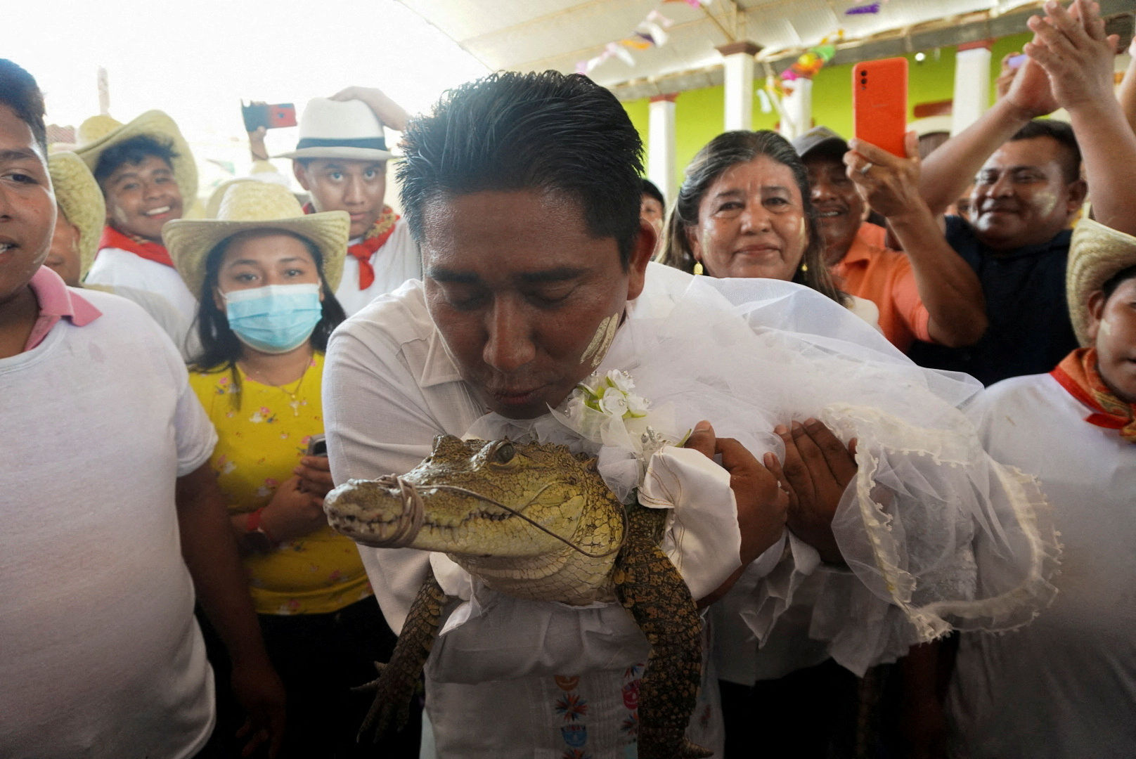 ▲▼ 墨西哥鎮長和鱷魚結婚。（圖／路透）