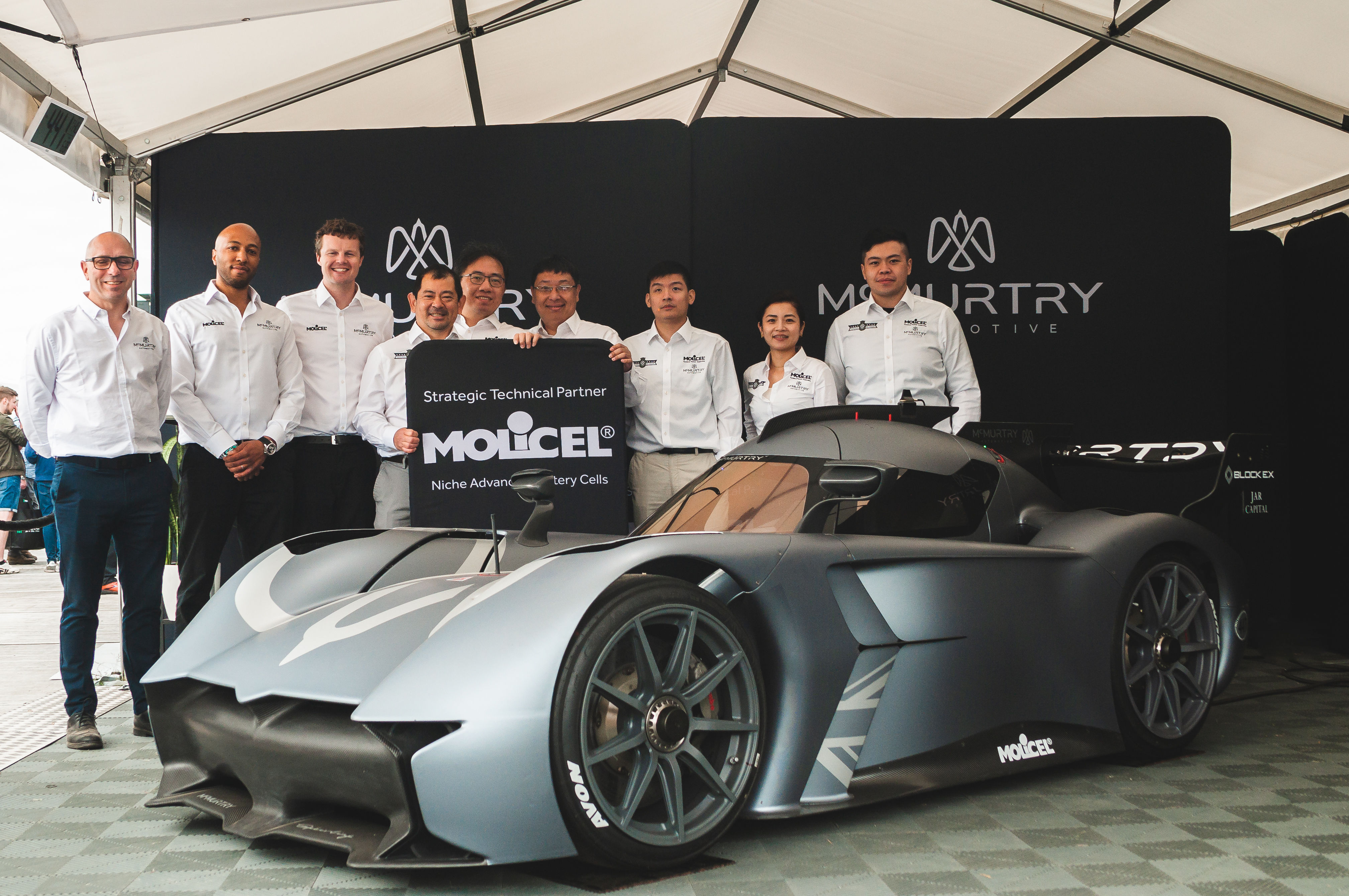 ▲能元科技與研發電動賽車蝙蝠車Spéirling的英國新創電動車廠McMurtry。（圖／台泥提供）