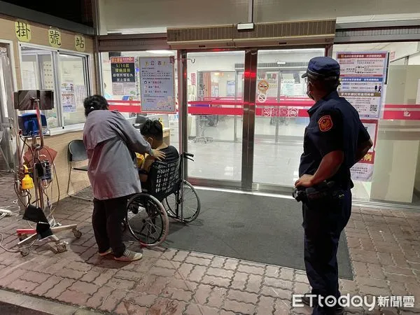 ▲山區民眾不慎割傷手失血過多暈眩,仁愛警方協助開道送醫。(圖/記者高堂堯翻攝)