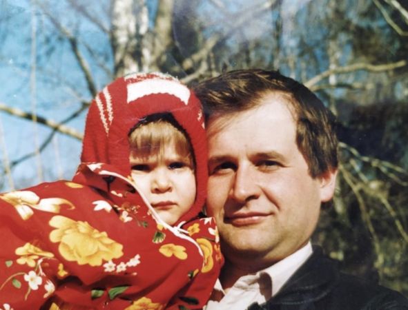 ▲▼俄羅斯科學家柯爾克女兒po出小時候與父親合照。（圖／翻攝自VKontakte／Mironova Alina）