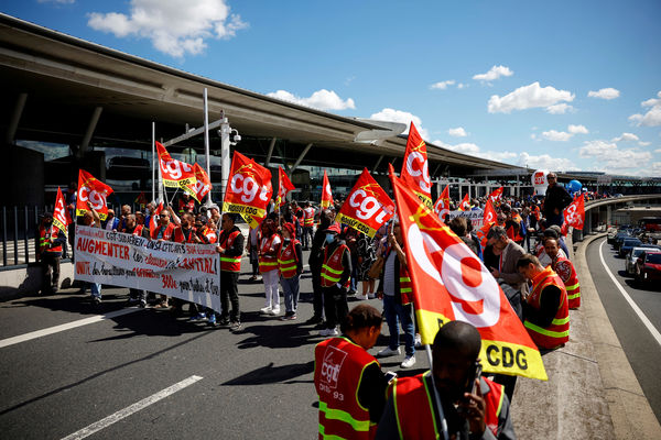 ▲▼巴黎戴高樂機場員工罷工，許多人舉著總工會（Cgt）旗幟要求加薪，以解決通膨引發的生計問題。（圖／路透）