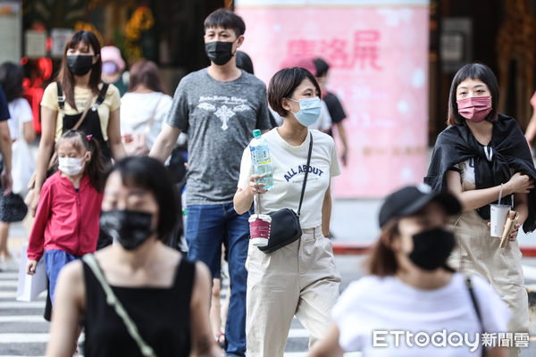 ▲口罩、疫情、人潮。新冠肺炎疫情漸趨緩，台北街頭逛街民眾明顯增加。（圖／記者林敬旻攝）