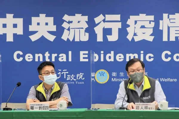 ▲▼7/4中央流行疫情指揮中心記者會(左起)醫療應變組副組長羅一鈞、發言人莊人祥。(圖/指揮中心提供)