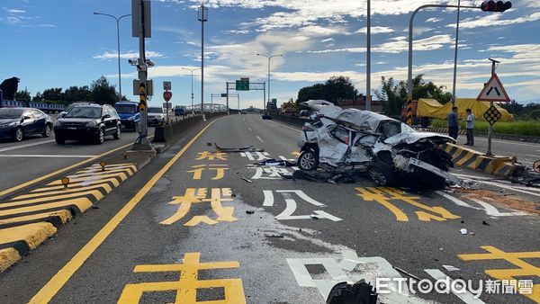 西濱1大車、2小車追撞　1無生命跡象、2傷。（圖／記者蔡文淵翻攝）