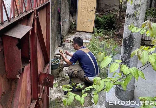 ▲台南市中西區海安路二段330巷內傳出有瓦斯外洩,警消前往查處發現係老舊舊瓦斯罐底部瓦斯殘氣外洩,經確認無危險之虞後解除危機。(圖/記者林悅翻攝,下同)