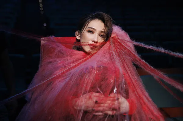 ▲▼戴佩妮《被動的觀眾》MV。(圖/妮樂佛X仁仁娛樂提供)