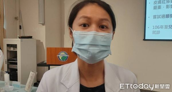 ▲國小生染疫康復後爆腦霧「眼神空洞、記憶消失」 父急帶兒衝醫院求診。(圖/記者游瓊華攝)