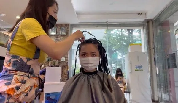 ▲長髮氣質正妹削髮原因曝?(圖/翻攝自洪女臉書)