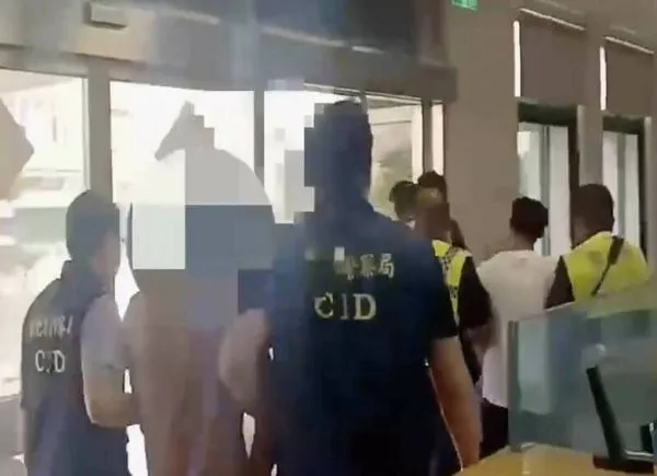 ▲秀水1間小吃部暗夜鳴槍鬥毆警方帶回3人移送。(圖/記者唐詠絮翻攝)