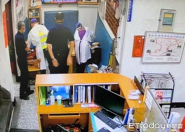 ▲警消人員合力將廖女送醫,所幸治療後並無大礙。(圖/龜山警分局提供)