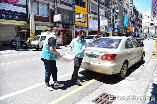 ▲▼田間阿妹仔李春女不遠百里送自家栽種的富里米,捐贈花蓮市實物銀行幫助弱勢。(圖/花蓮市公所提供,下同)