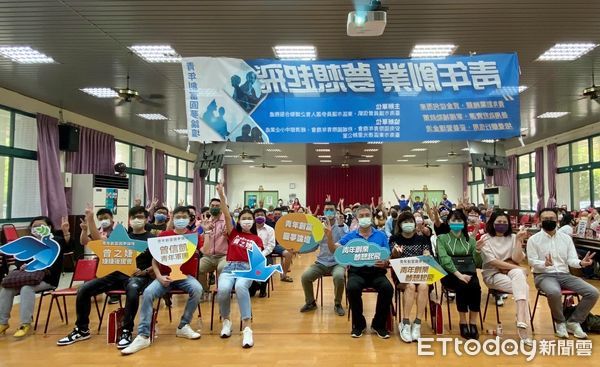 ▲台南市東區議員參選人曾之婕，以過來人身分分享創業經歷，宣示要為有理想的青年成立「青年創業媒合平台」。（圖／記者林悅翻攝，下同）