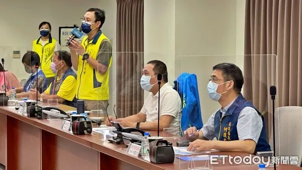 ▲新北行動治理前進八里 侯友宜傾聽基層民意需求。(圖/新北市民政局提供)