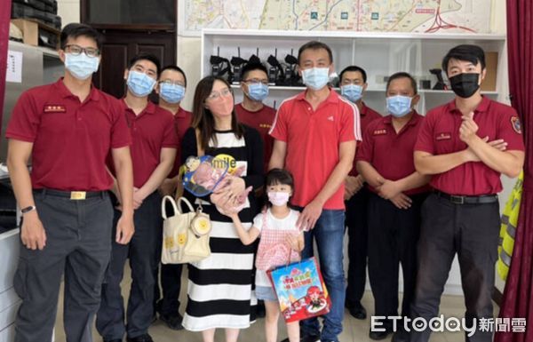 ▲以罕見的包著羊膜自然產女嬰在滿月過後,由父母抱著前來感謝緊急接生的茄冬分隊。(圖/消防局提供)