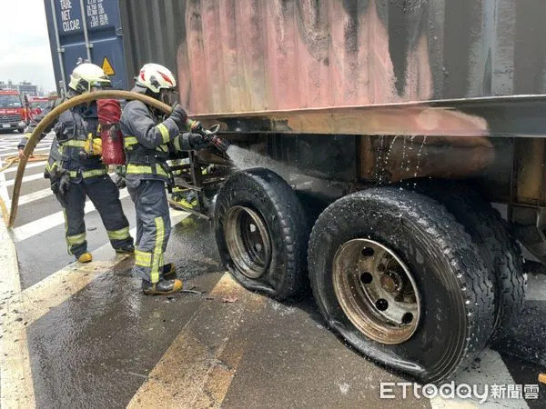 ▲12日上午11時許中山高北上12.2公里處發生貨櫃車輪胎過熱起火,所幸火勢並未造成人員傷亡。(圖/記者張君豪翻攝)