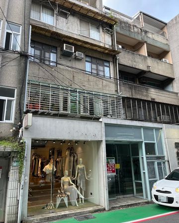 ▲書偉在ENERGY出道的公司門口拍20週年紀念照。(圖/翻攝自臉書/張書偉shuwei)