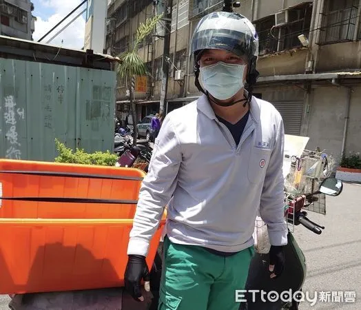 ▲▼大湳郵局郵務士張浩穎送信途中協助救火。(圖/里長柯文良拍攝)