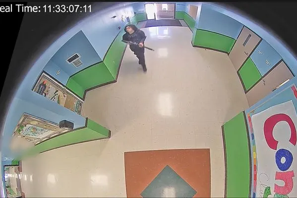 ▲▼ 美國德州尤瓦爾迪(Uvalde)羅伯小學(Robb Elementary School)5月24日發生血腥槍擊,監視器畫面曝光。(圖/翻攝自YouTube/Austin American-Statesman)