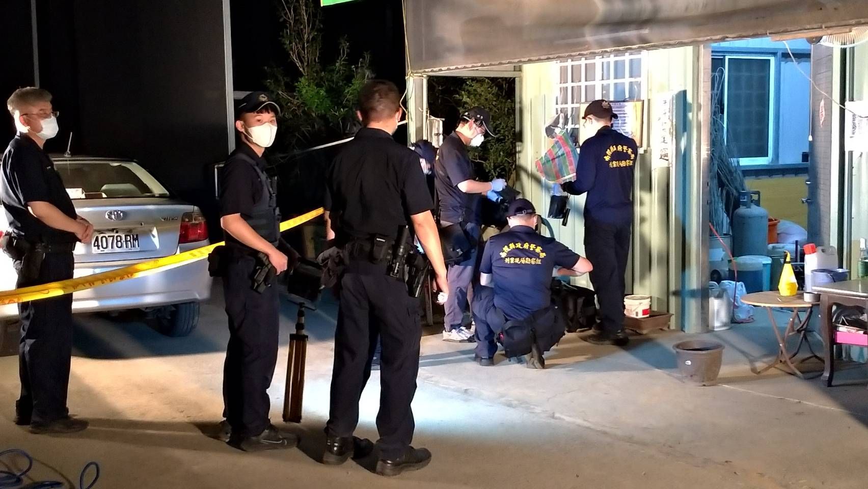 ▲▼南投康建生技公司槍擊案4死,警方鑑視人員進入第一現場蒐證。(圖/記者高堂堯攝)