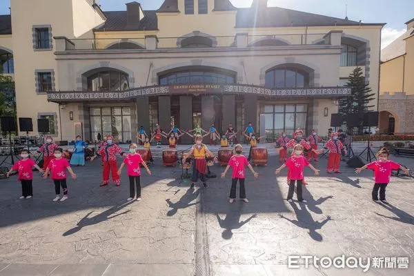 ▲▼節目以傳統及現代流行歌謠、舞蹈及鼓樂,展現客家人飄洋過海到後山建立家園的過程。(圖/花蓮縣政府提供,下同)