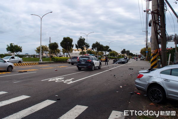 ▲▼1輛左轉車未禮讓直行車,被撞得四輪朝天躺在路中間。(圖/民眾提供,下同)