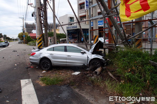 ▲▼1輛左轉車未禮讓直行車,被撞得四輪朝天躺在路中間。(圖/民眾提供,下同)