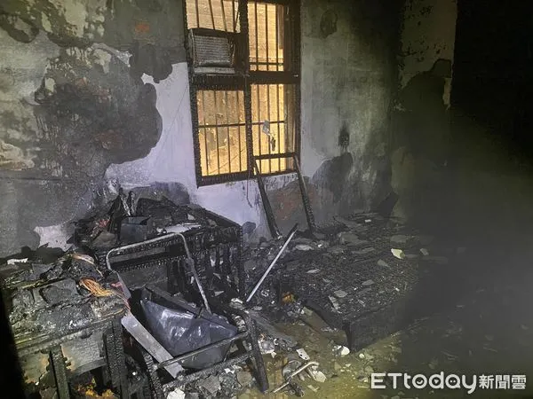 ▲台南市安南區海中街77巷内處民宅下午許發生火警,消防人員及時救出1名69歲吳姓男子,起火原因及財物損失由消防局調查中。(圖/民眾提供,下同)