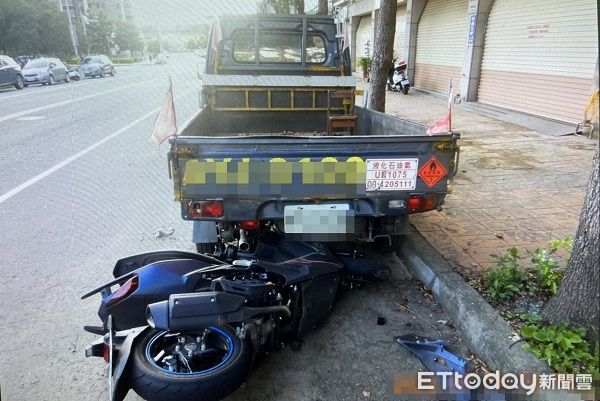 ▲▼周男撞顀葽機車後再滑行約20公尺塞在載瓦斯桶小貨車後才停住。（圖／中壢警分局提供）