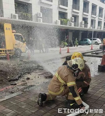▲台南市北區北成路、海安路三段,發生疑施工不慎挖斷瓦斯管線造成瓦斯外洩事件,消防人車布水線出水噴灑警戒。(圖/民眾提供,下同)