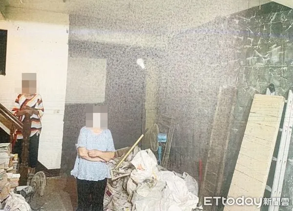 ▲桃園市董姓工人14日下午在中壢區龍東路某工地拆除磚造圍牆,圍牆卻突然倒塌壓住董男,圖為案發現場,屋主在現場察看。(圖/記者沈繼昌翻攝)