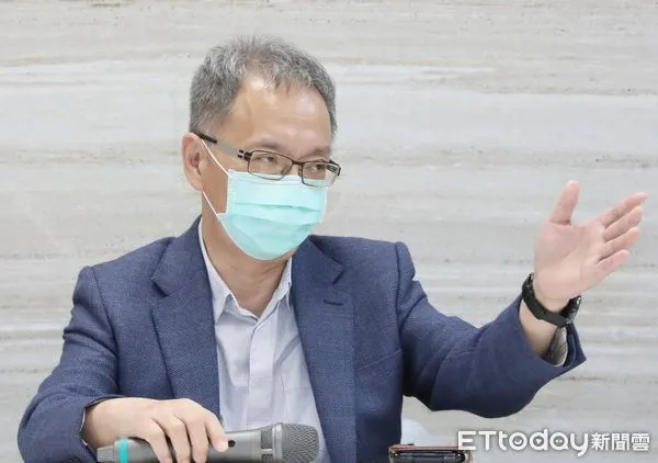 ▲▼衞褔部新任部長薛瑞元,率兩位政務次長李麗芬及新任次長王必勝記者會。(圖/記者屠惠剛攝)