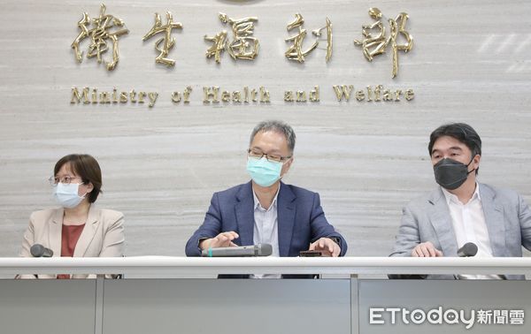 ▲▼衞褔部新任部長薛瑞元,率兩位政務次長李麗芬及新任次長王必勝記者會。(圖/記者屠惠剛攝)