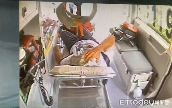 ▲▼康建科技命案,賴敏男送醫時摸頭。(圖/民眾提供)