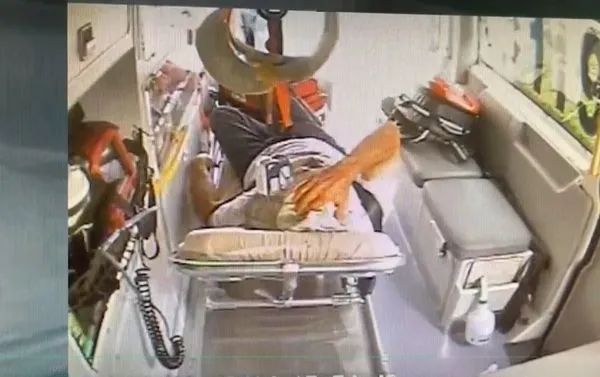 ▲▼康建生技公司創辦人、牛樟芝之父賴敏男送醫時摸頭。(圖/民眾提供)