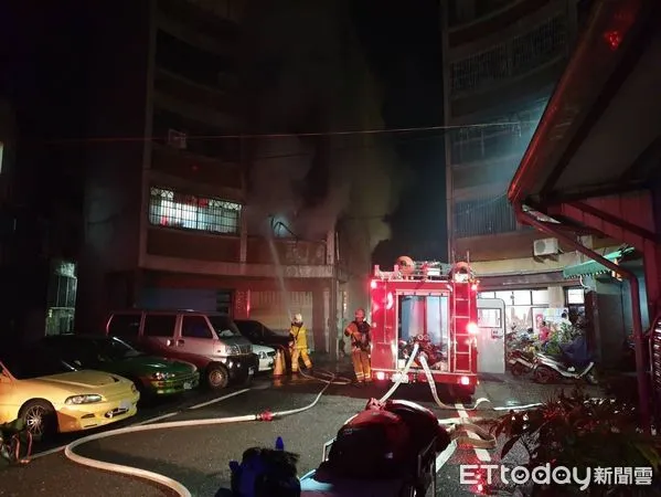 ▲高雄前鎮民宅傳氣爆聲竄大火 撲滅發現1死者。(圖/記者吳奕靖翻攝)