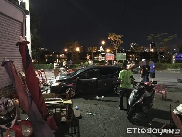 ▲▼高雄天府宮「烤肉攤老闆」慘死!汽車閃騎士誤踩油門猛撞。(圖/記者吳奕靖翻攝)