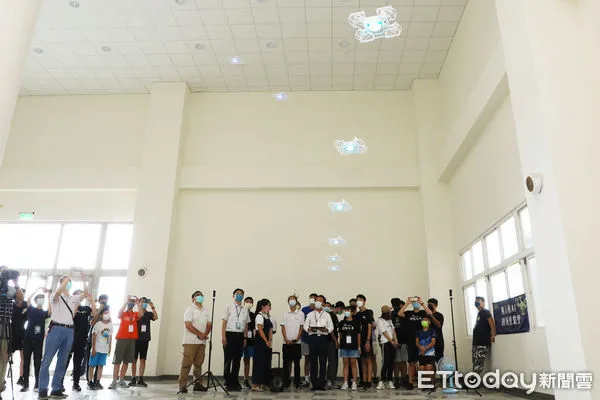 ▲▼ 嘉義縣無人機體驗營活動 翁章梁體驗當飛手與學員同樂。(圖/嘉義驗政府提供)