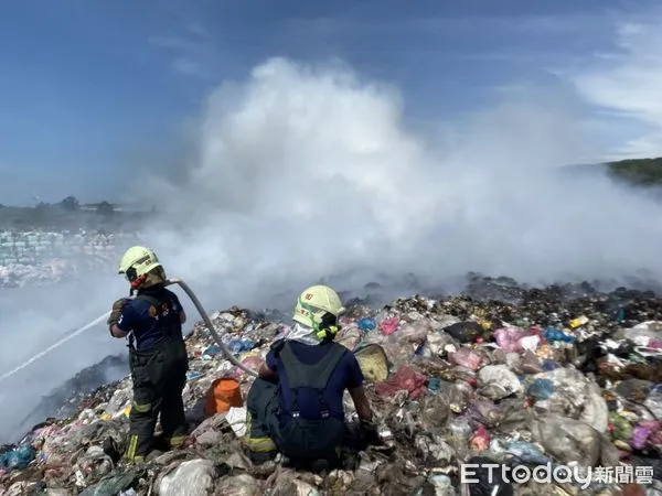 ▲新豐掩埋場又燒 「吹南風」鳳鼻隧道白茫茫!消防局搶救中。(圖/記者陳凱力翻攝)