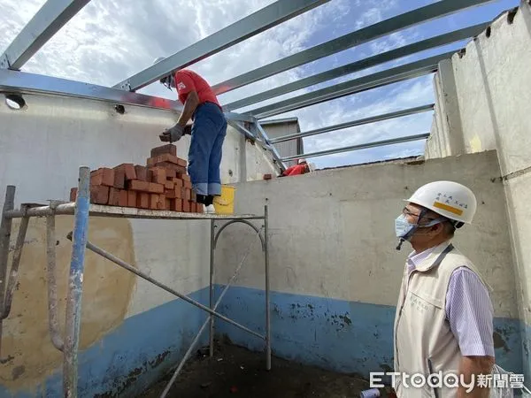 ▲台南市勞工局「做工行善團」修繕志工,17日泥水志工分別前往下營區、安南區弱勢戶進行修繕服務。(圖/記者林悅翻攝,下同)