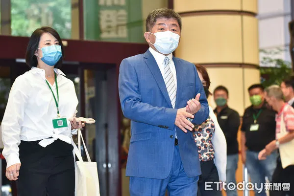 ▲▼台北市提名人陳時中出席民進黨全代會,左為競選總幹事立委吳思瑤。(圖/記者李毓康攝)