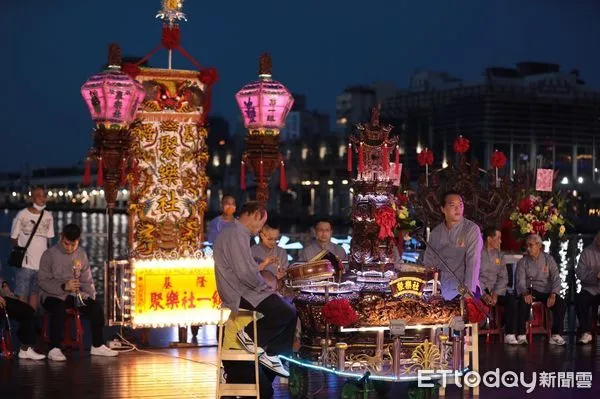 ▲基隆聚樂社一組樂音不輟 林右昌頒紀念繡旗勉代代傳承。(圖/記者郭世賢翻攝)