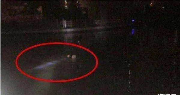 兩男子夜釣見漂來充氣娃娃 撈上岸發現是「活生生年輕女子」